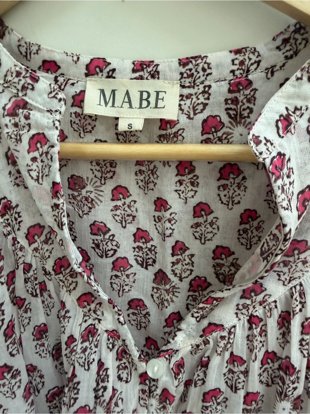 M.A.B.E. White Floral Button-Front Blouse with Pink Print SIZE SMALL- NWOT - Picture 2 of 6